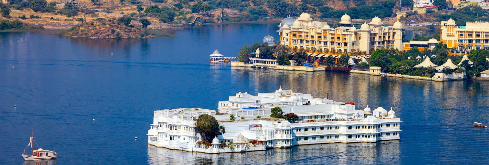 Where to travel in Rajasthan - Udaipur (Lake Pichola and Taj Lake Palace Hotel) India DT 30750693